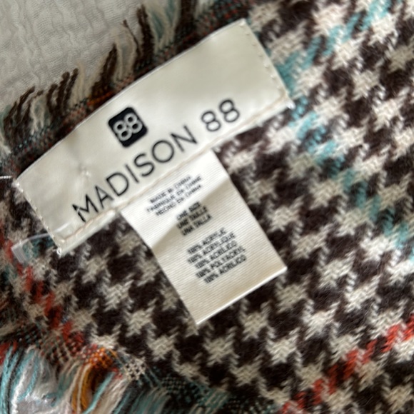 Beautiful wrap scarf, 77”long, 24”wide, 100% acrylic, smoke-free home, Beautiful - Picture 5 of 8